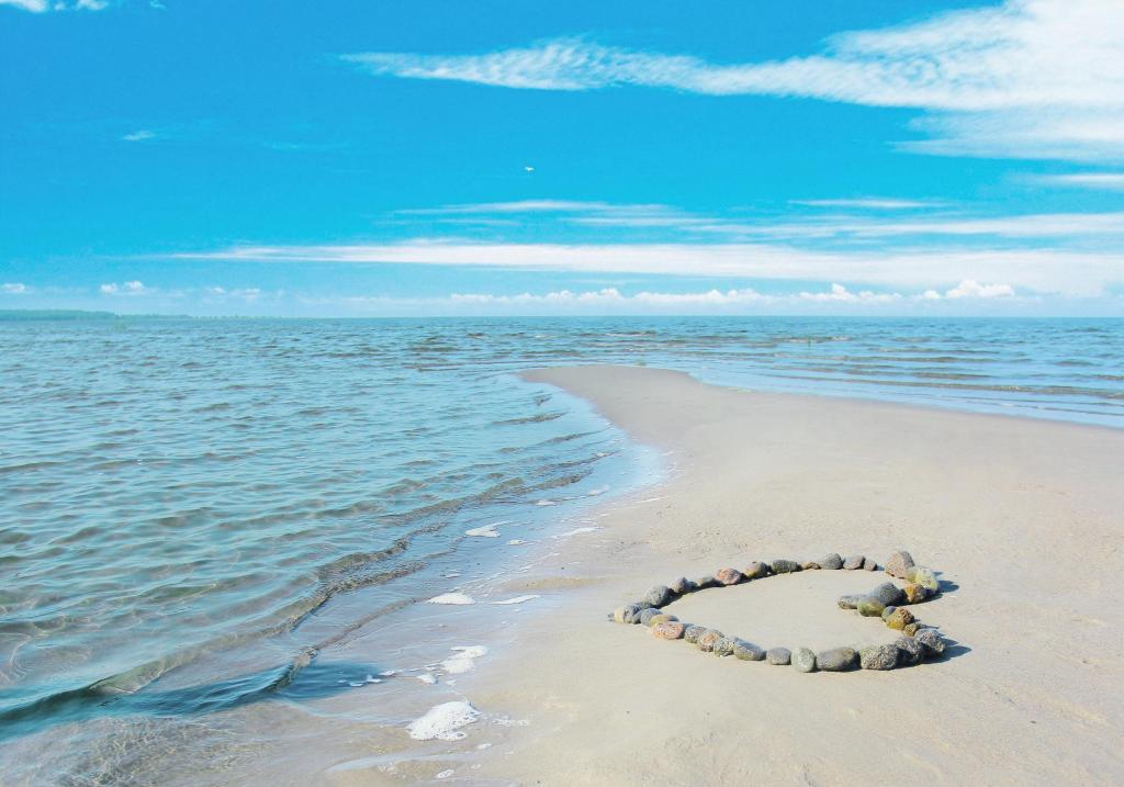 海,爱情,浪漫,阳光,水,沙,岩石,云,景观,波浪,美女,海岸,海滩壁纸