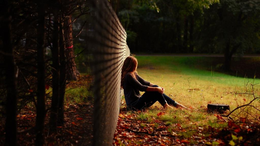 美丽的女孩,森林,篱笆,宽,孤独的壁纸