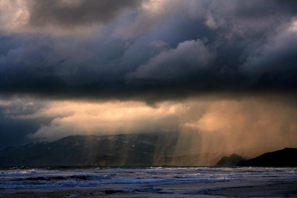 风景海岸风暴雨云海洋高清分辨率壁纸