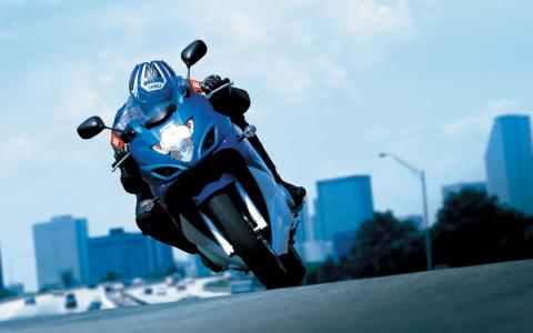 2008年铃木GSX 650F动作壁纸