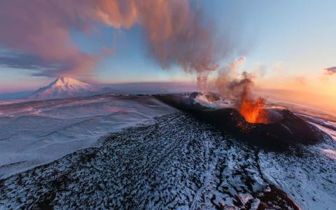 火山爆发熔岩景观山雪高清壁纸