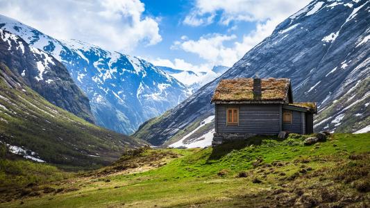 挪威的风景，山脉和房屋的壁纸