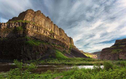 峡谷，岩石，水，河，草，天空，山壁纸