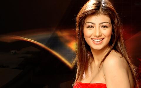 Ayesha Takia微笑壁纸