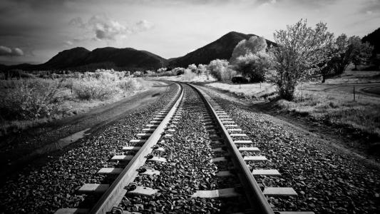 Railroad Rails BW Landscape高清壁纸