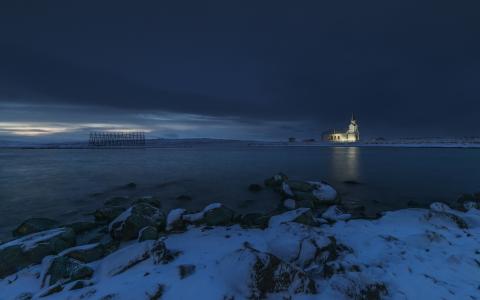 雪岸岩石头湖建筑之夜高清壁纸