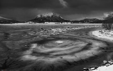 雪冬天湖冷冰景观山BW BW高清壁纸