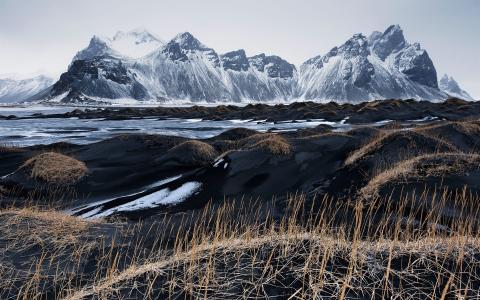 冰岛，Vestrahorn，黑沙，草，山，天空壁纸