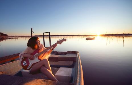 妇女,亚洲人,低音吉他,日落,船,水,湖,倒影壁纸