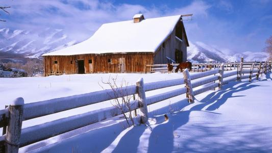 谷仓在雪壁纸