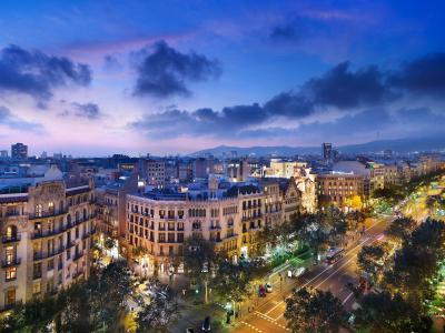 西班牙，巴塞罗那，城市夜景，街，路，建筑，灯，云壁纸