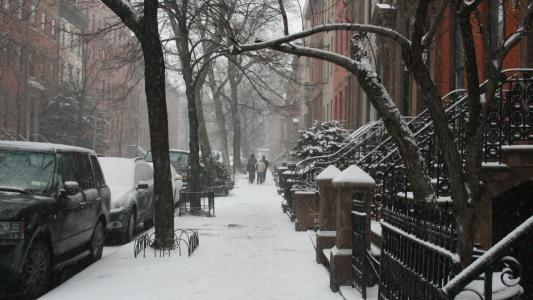 在纽约街壁纸上的雪