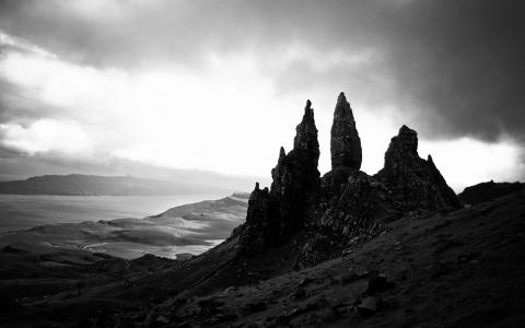 Rocks Stones BW River Landscape高清壁纸