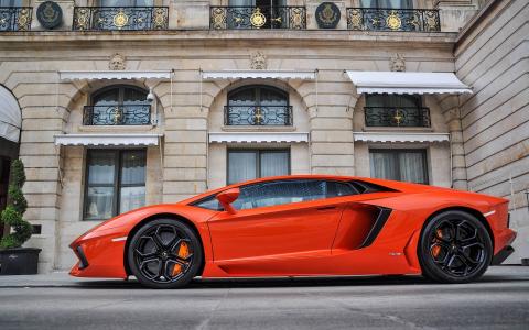 兰博基尼Aventador LP700-4橙色超级跑车侧面图，建筑物壁纸