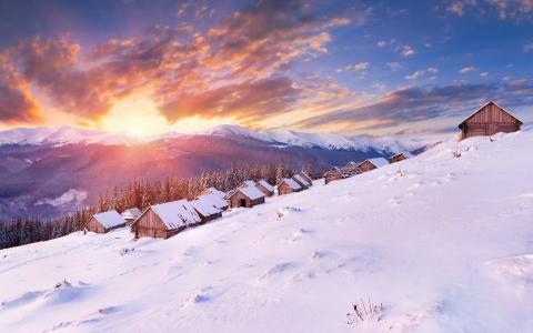 在阳光下，雪山房屋壁纸