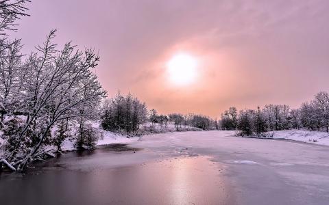 冬天，雪，森林，河流，冰，太阳，云，黄昏壁纸