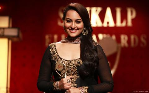 Sonakshi Sinha在Mumbaai壁纸时间