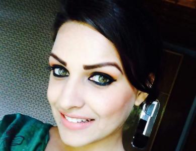 Himanshi Khurana绿色的眼睛壁纸