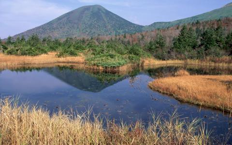 池塘在山上的壁纸