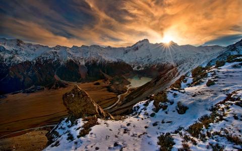 山，雪，日出壁纸