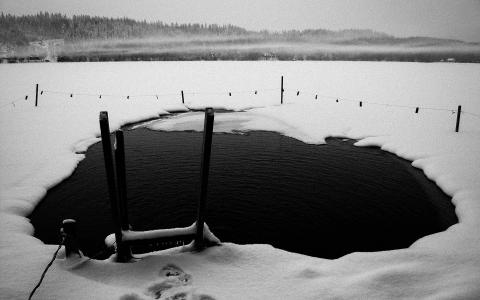 湖雪冬天BW孔高清壁纸