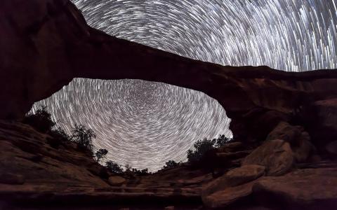 游戏中Timelapse Stars Night Rock Stone Arch高清壁纸