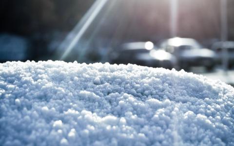 雪微距阳光高清壁纸