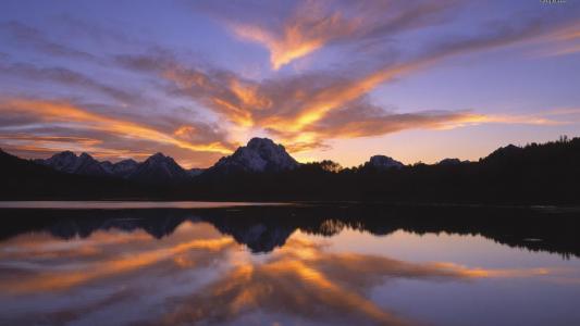 反射在湖墙纸的Gr Tetons