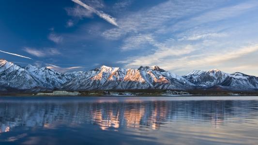 湖和雪山冬季壁纸