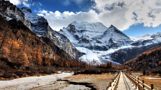 路径的雪山壁纸