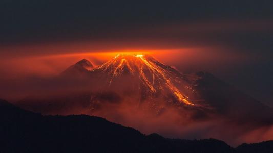 Reventador火山熔岩壁纸的喷发