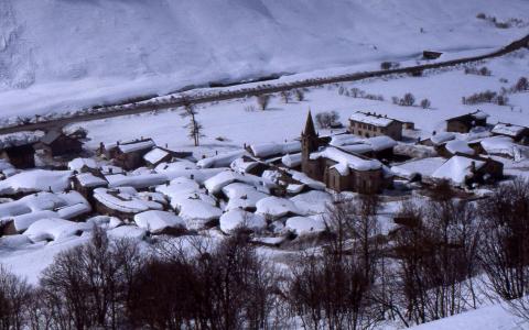 Bonneval-sur-arc在雪下壁纸