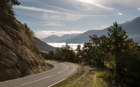 道路景观树木山高清壁纸