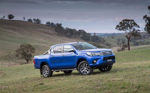 2015年丰田Hilux SR5蓝色吉普车壁纸