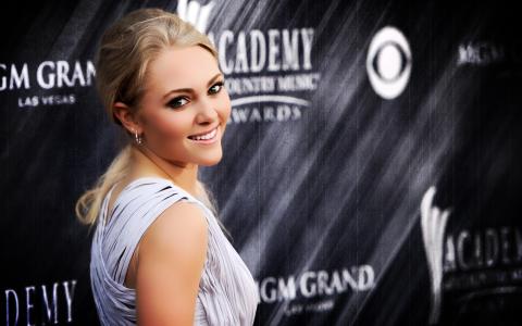 AnnaSophia Robb微笑壁纸