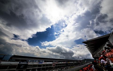 Clouds Race Track Stands人群阳光高清壁纸