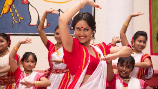Sonlettshi Sinha在Bullett Raja壁纸