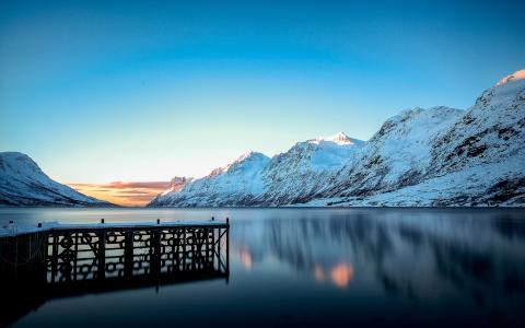 冬季景观，山，雪，湖，码头壁纸