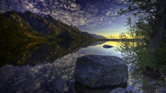 湖倒影景观山岩石石头高清壁纸