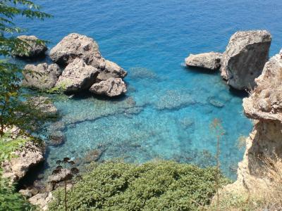 清澈的海水岸边风景