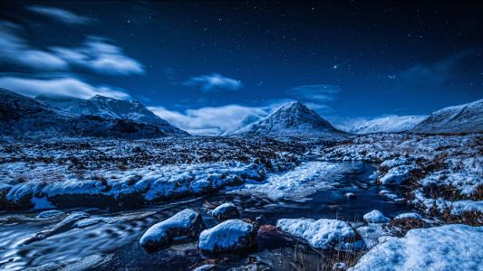 蓝色的冬季景观，雪，山，星星，流，夜晚的壁纸