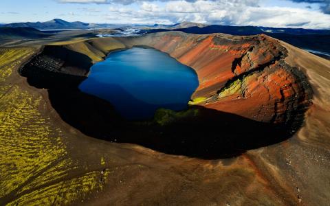 北极火山湖壁纸