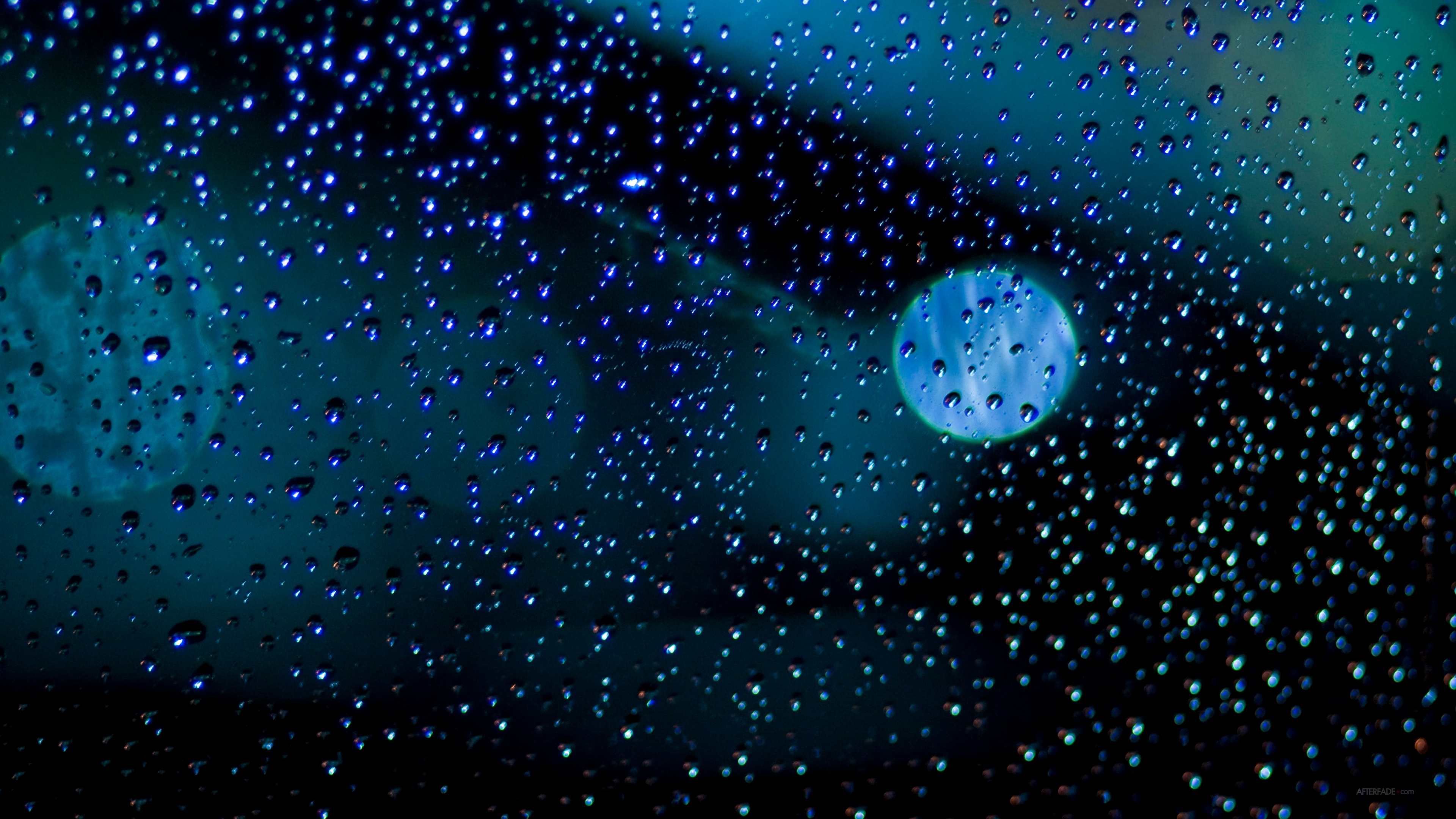 玻璃外的雨景
