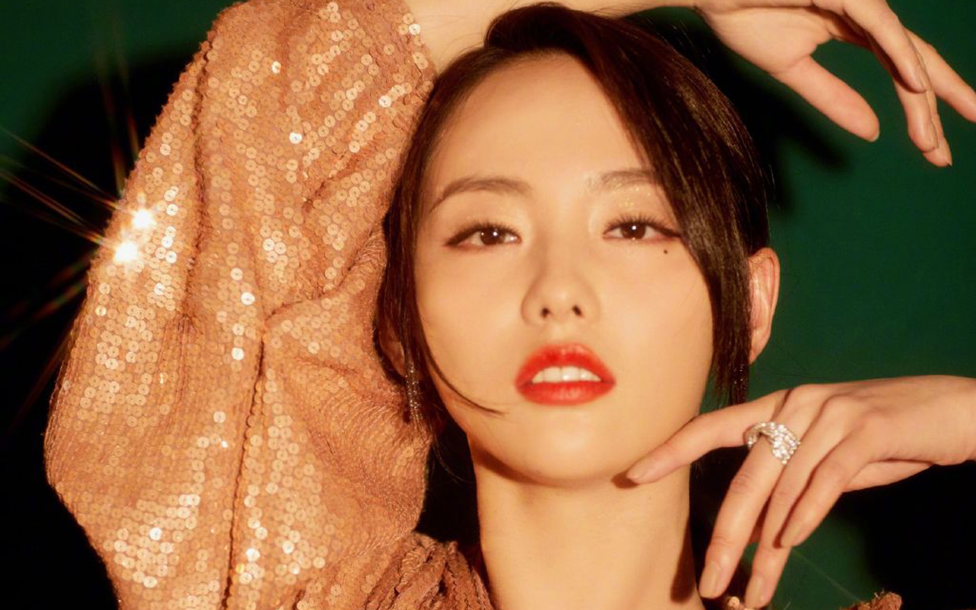 张嘉倪妩媚动人写真
