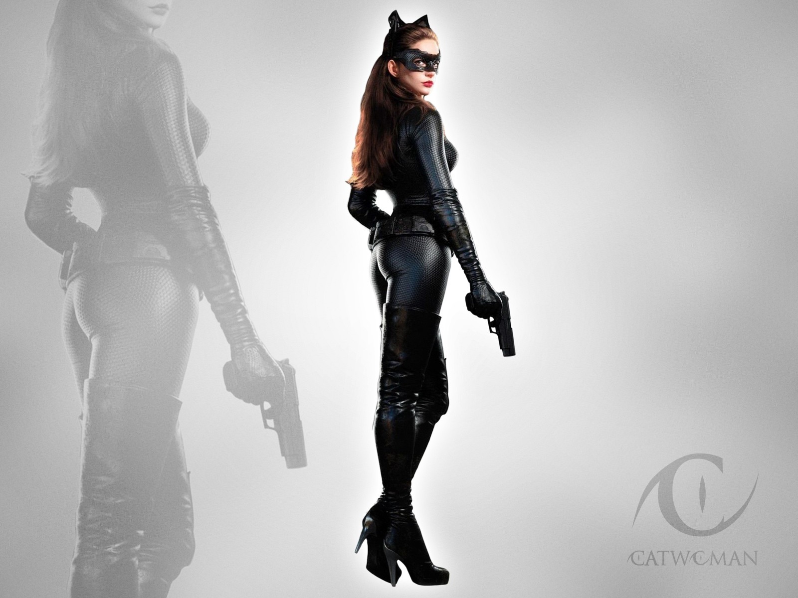 蝙蝠侠黑暗骑士崛起猫女安妮·海瑟薇手枪高清壁纸高清原图查看