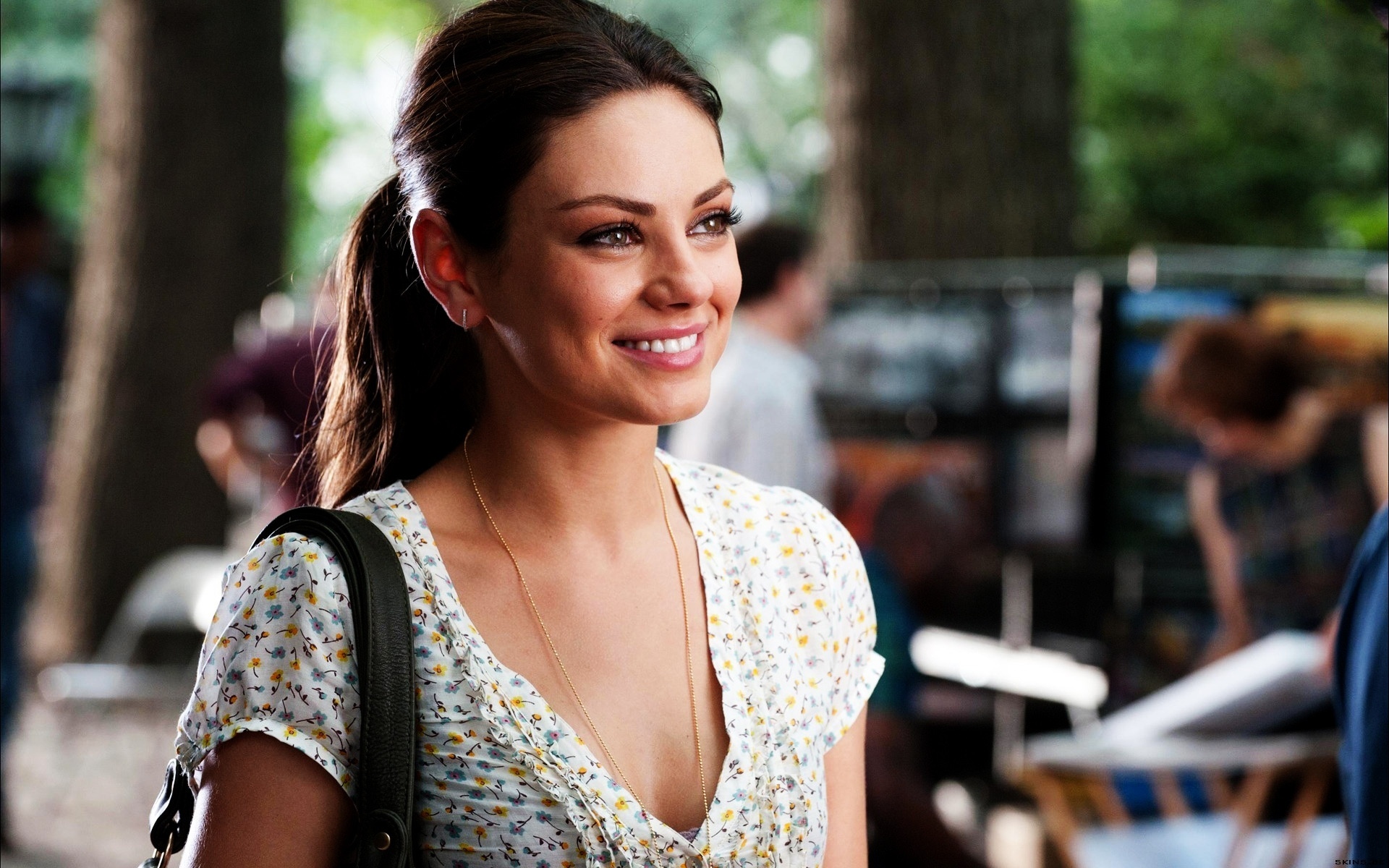 Mila Kunis微笑壁纸