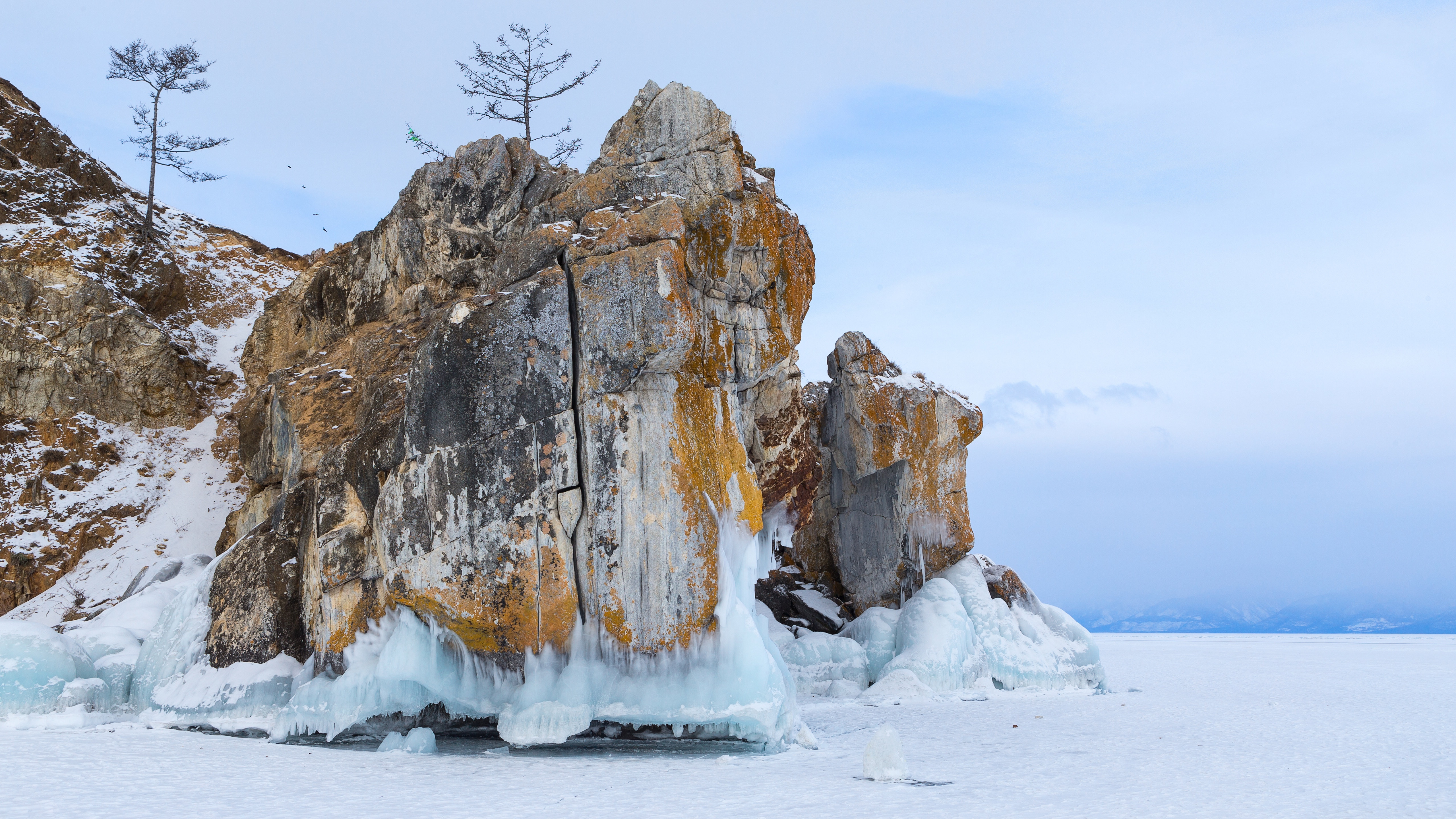 Шаман камень на Байкале зимой