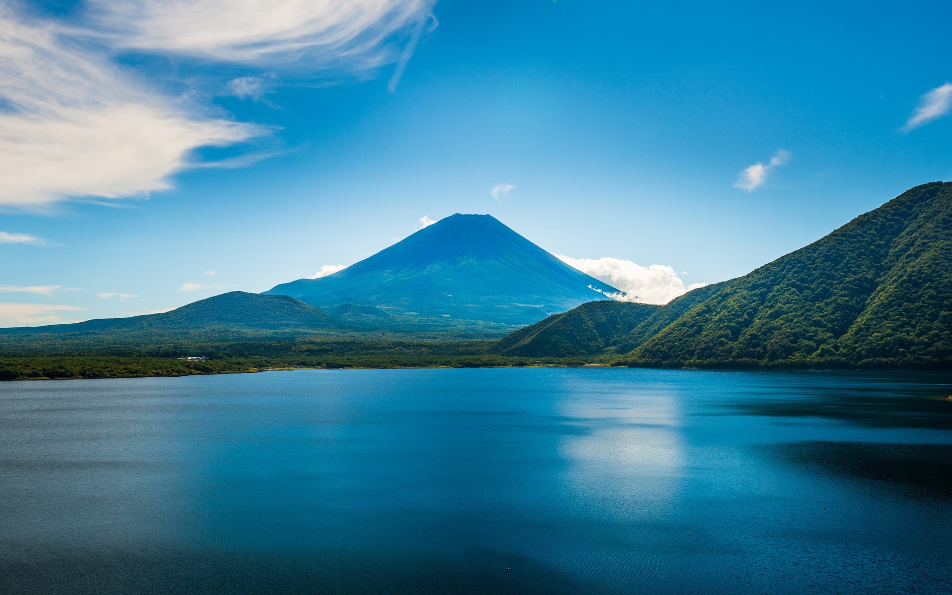 美丽的蓝色风景，海洋，山，树木，天空壁纸