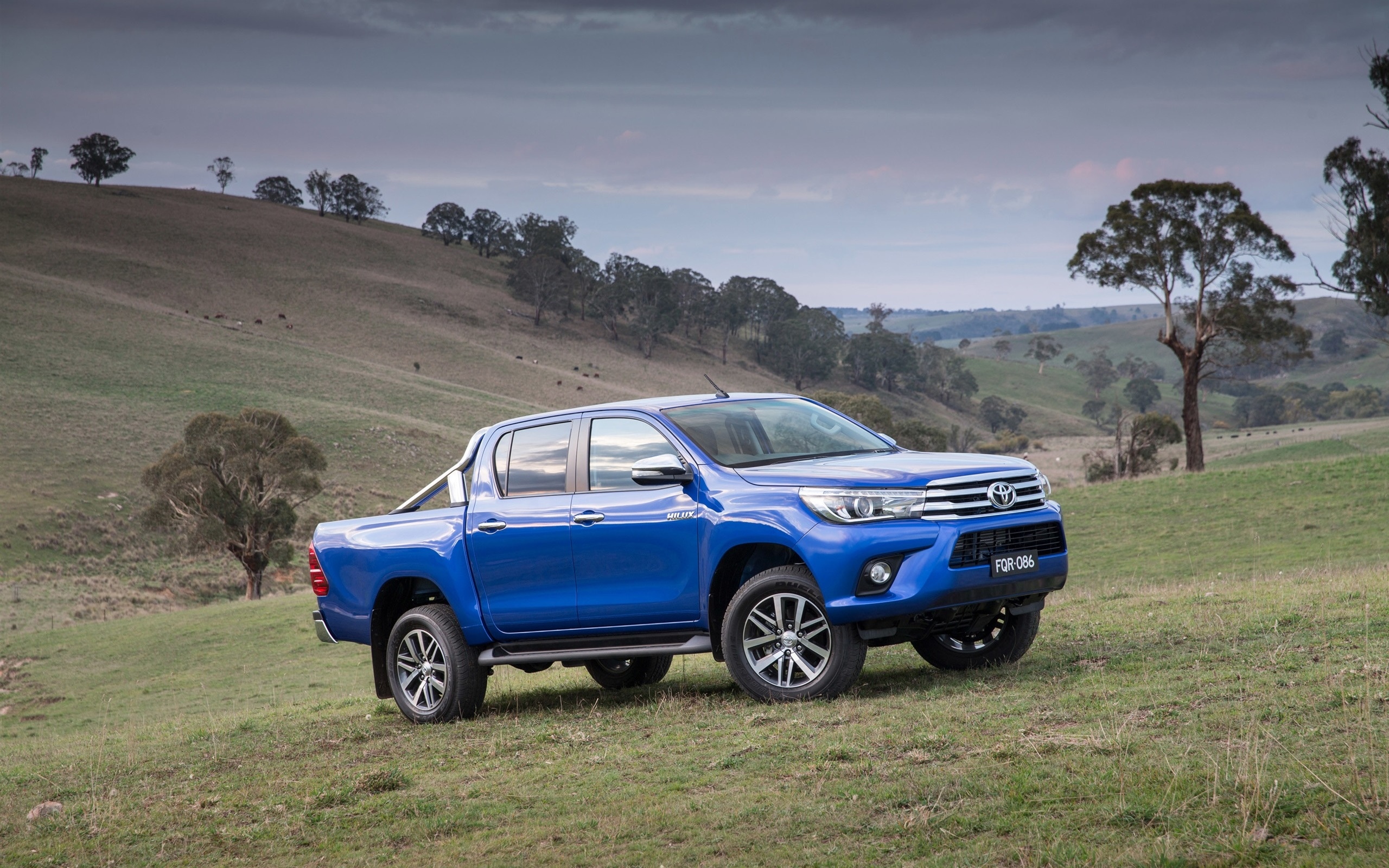 2015年丰田Hilux SR5蓝色吉普车壁纸