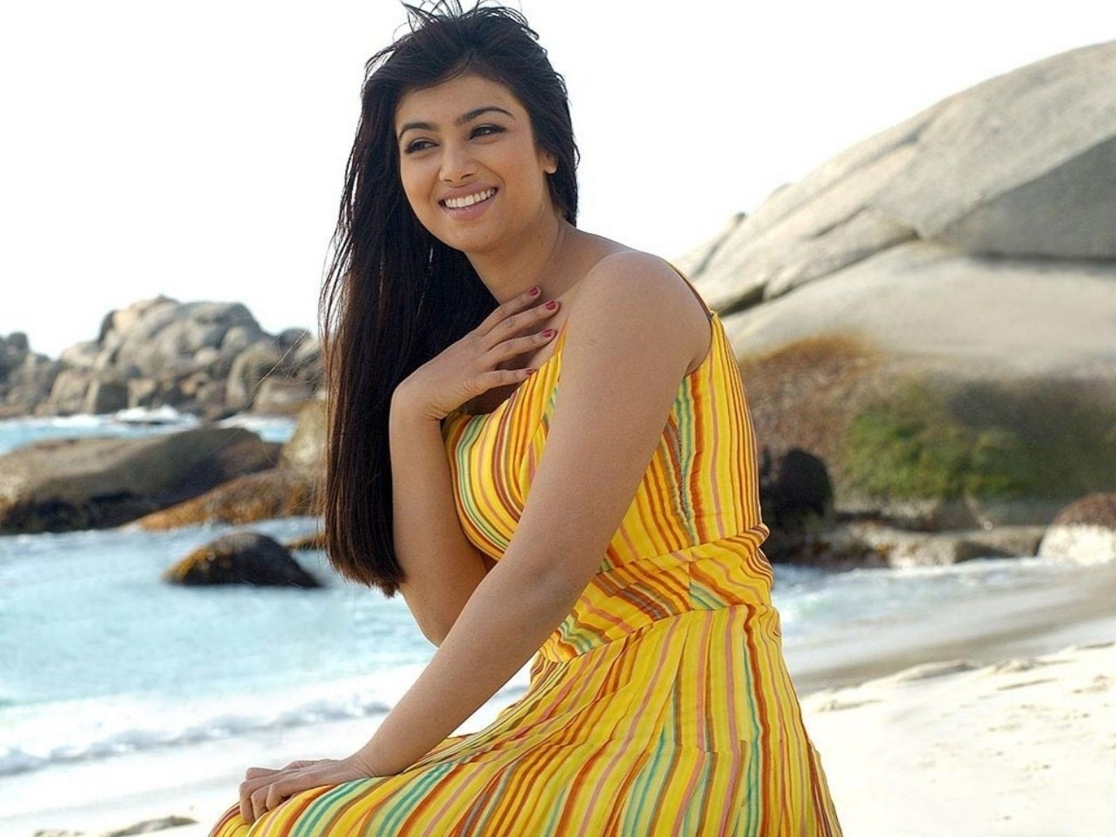 Ayesha Takia在海滩壁纸